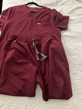 Figs Men's Scrub Set in Burgundy men’s XL